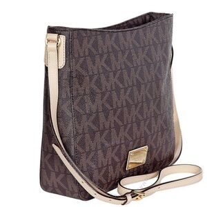 Michael Kors Jet Set Brown
PVC Large Messenger Bag